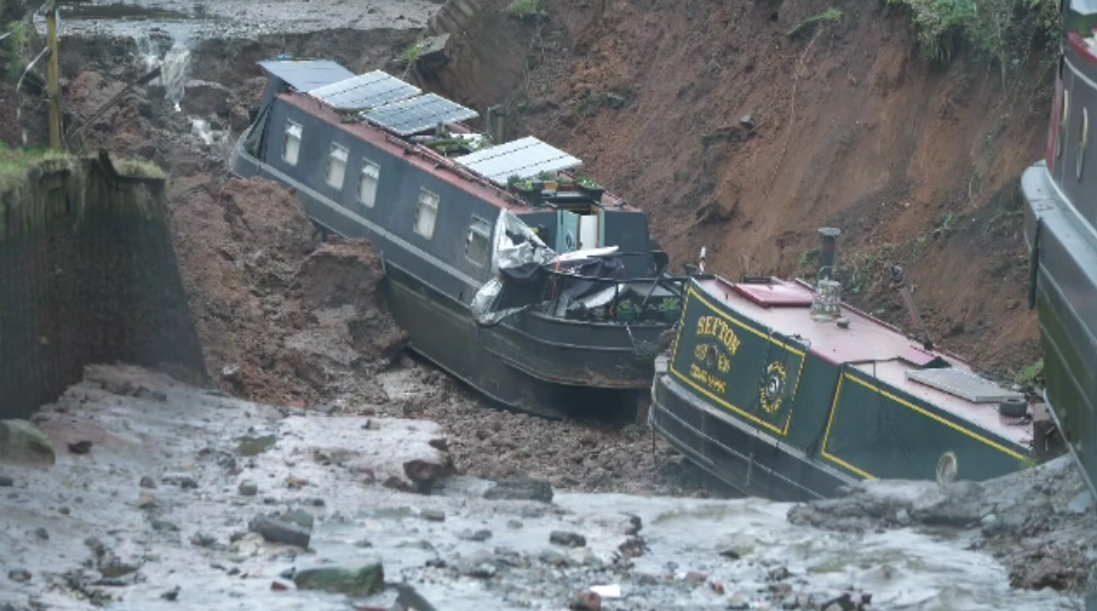 Ambarcațiuni „înghițite” de pământ în Marea Britanie: zece persoane, salvate în ultimul moment