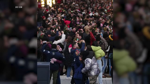 Peste 1.400 de cupluri din SUA s-au sărutat sub vâsc și au intrat în Cartea Recordurilor