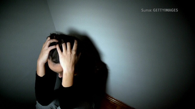 Un individ a fost condamnat definitiv la 2 ani de închisoare, după ce și-a terorizat soția, uneori în prezența copilului