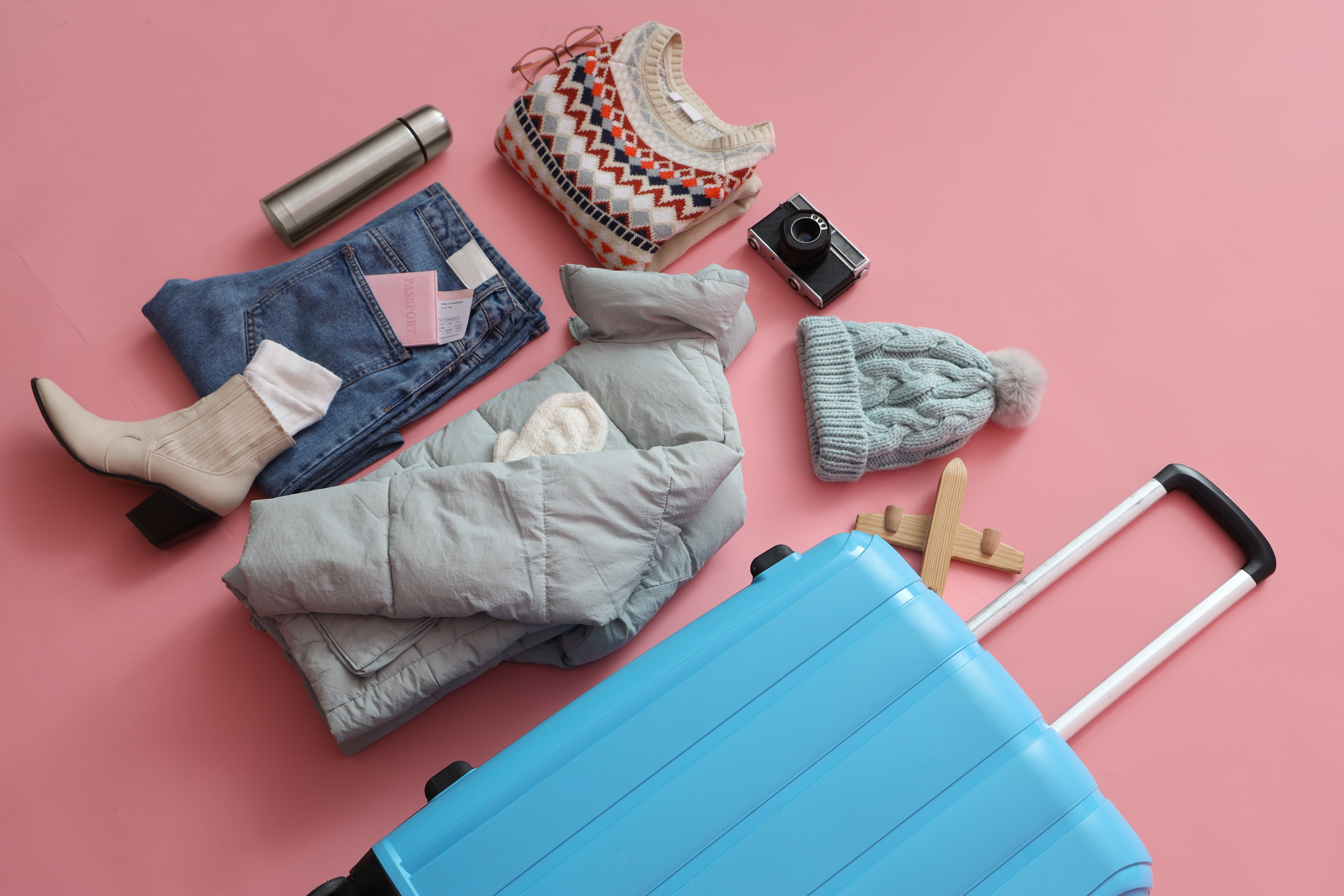 Cum să îți organizezi bagajul ca să nu plătești extra la avion. Sfaturi și idei simple