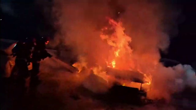Doi bărbați din Iași au provocat un incendiu într-un gest de răzbunare. Trei mașini și o motocicletă au fost distruse