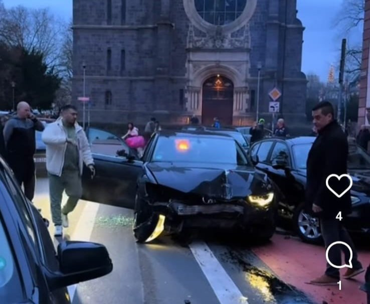 Germania: Trei persoane rănite după ce un bărbat a intrat cu un Audi într-o staţie de autobuz la Giessen