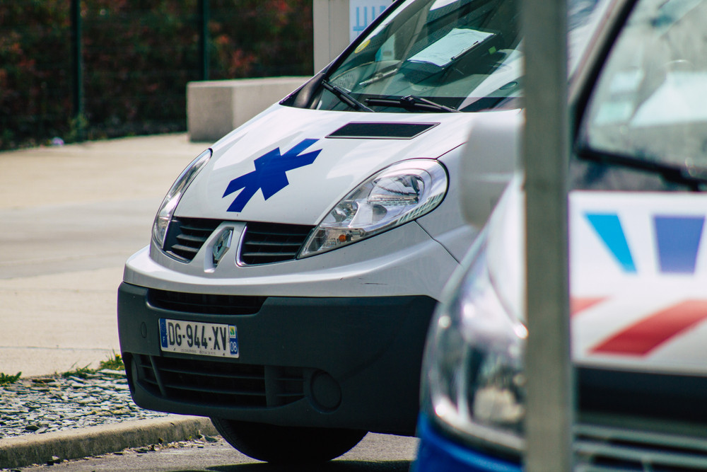 Explozie violentă lângă Paris. Trei copii și mama lor au fost grav răniți după ce o clădire rezidențială a fost distrusă