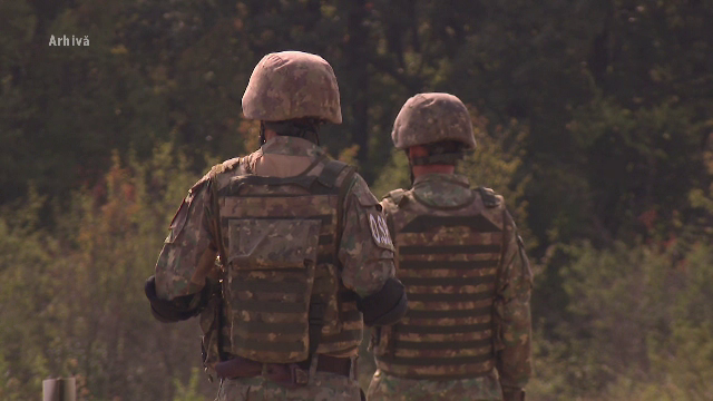 Prefectul și subprefectul de Olt, audiați de procurorii militari după ce au tras cu arme Kalașnikov într-un poligon MApN