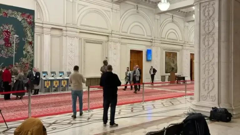 De ce a venit în Parlamentul României un bărbat îmbrăcat în armură medievală, înarmat cu scut și sabie