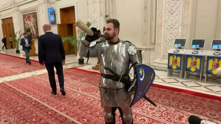 Apariție neobișnuită în Parlament: un bărbat în armură medievală