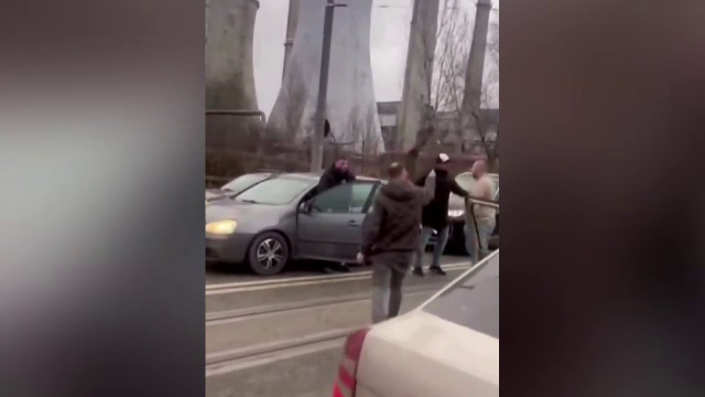 Scene violente în Iași. O ceartă în trafic între doi șoferi a degenerat într-o bătaie surprinsă de o cameră de bord