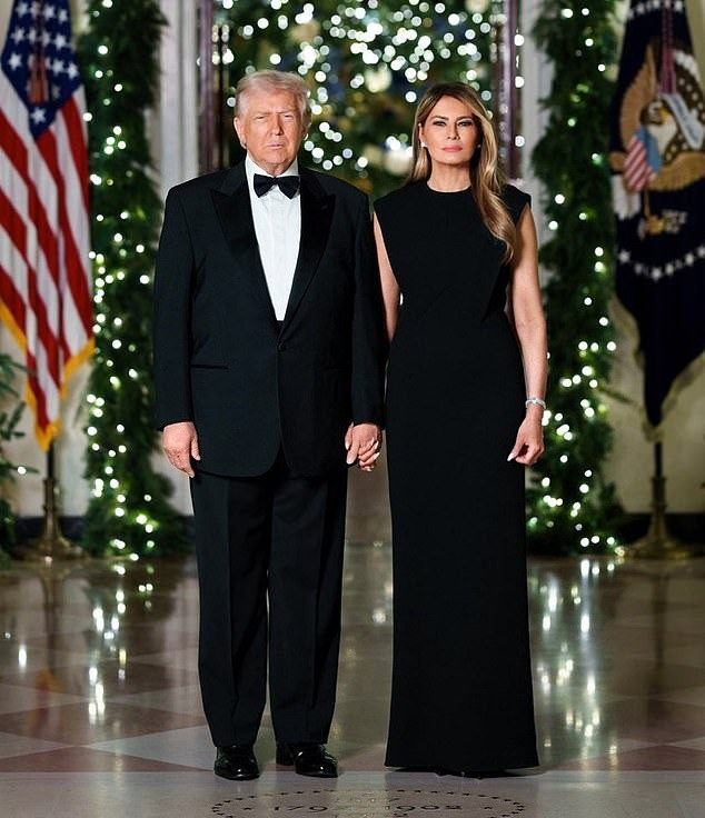 Fotografia oficială de Crăciun a lui Donald și Melania Trump provoacă stupoare pe internet: ”Parcă merg la înmormântare”