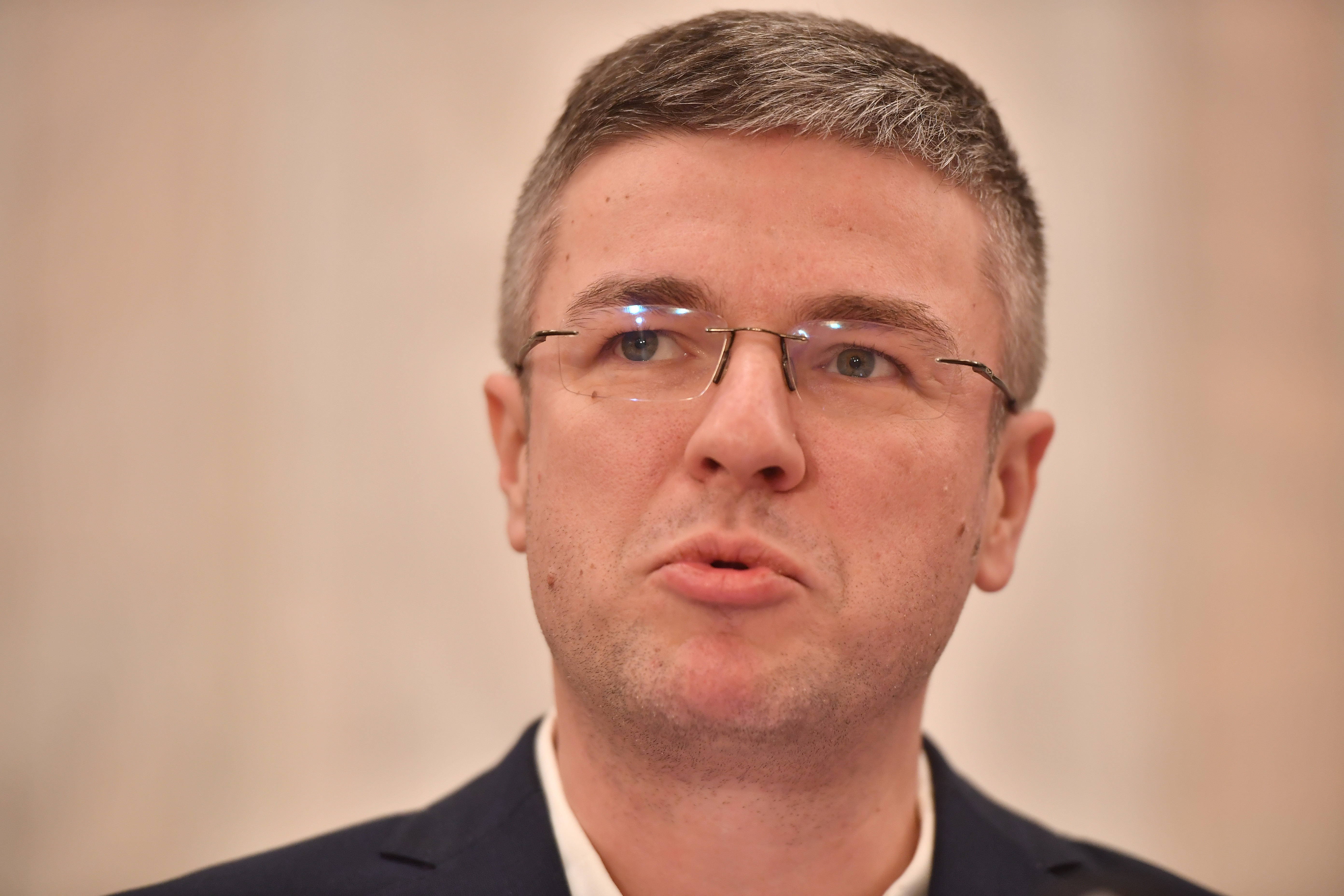 La doar o zi după ce a preluat funcția, noul ministru al Economiei îi avertizează pe șefii companiilor de stat