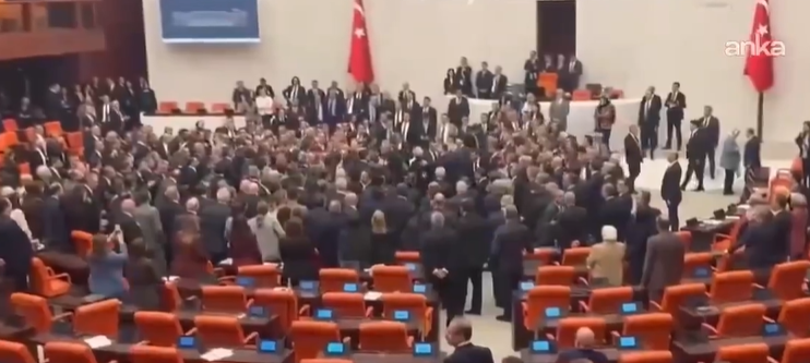 Încăierare violentă în Parlamentul turc la adoptarea bugetului pe 2026, între deputaţi la putere şi în opoziţie. VIDEO
