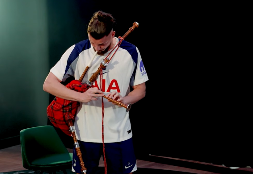 Radu Drăgușin, moment inedit la Tottenham Hotspur: internaționalul român cântă la cimpoi într-un concurs de talente – VIDEO