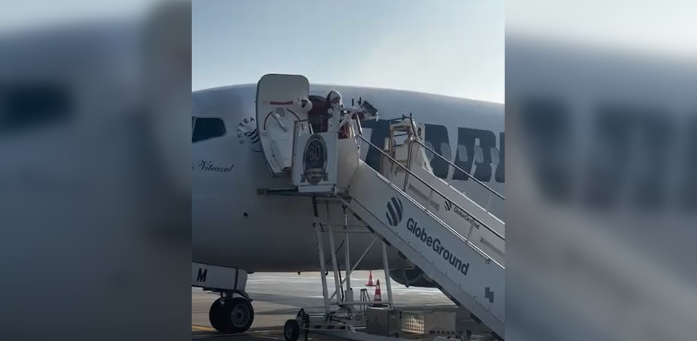 Moș Crăciun a ajuns pe Aeroportul Otopeni. A oferit cadouri pasagerilor și a „dirijat” simbolic aeronave | VIDEO