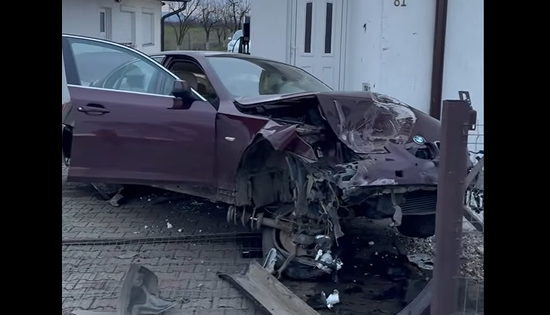 Momentul în care un BMW „zboară” peste un gard și se izbește de zidul unei case, în Satu Mare