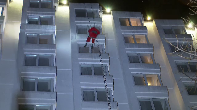 Apariție neașteptată a lui Moș Crăciun. A coborât pe fațada unui hotel din Eforie. „Curajos moșul”