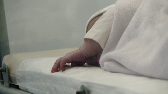 Seară magică pentru sute de familii din România. Copii sănătoși aduși pe lume în noaptea de Ajun