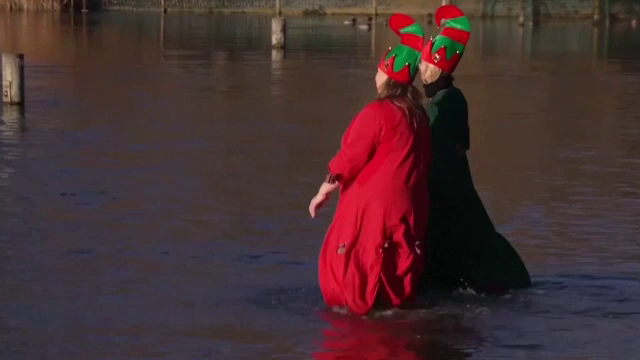 Tradiții neobișnuite de Crăciun. Mai mulți temerari din Europa au înotat în ape aproape înghețate