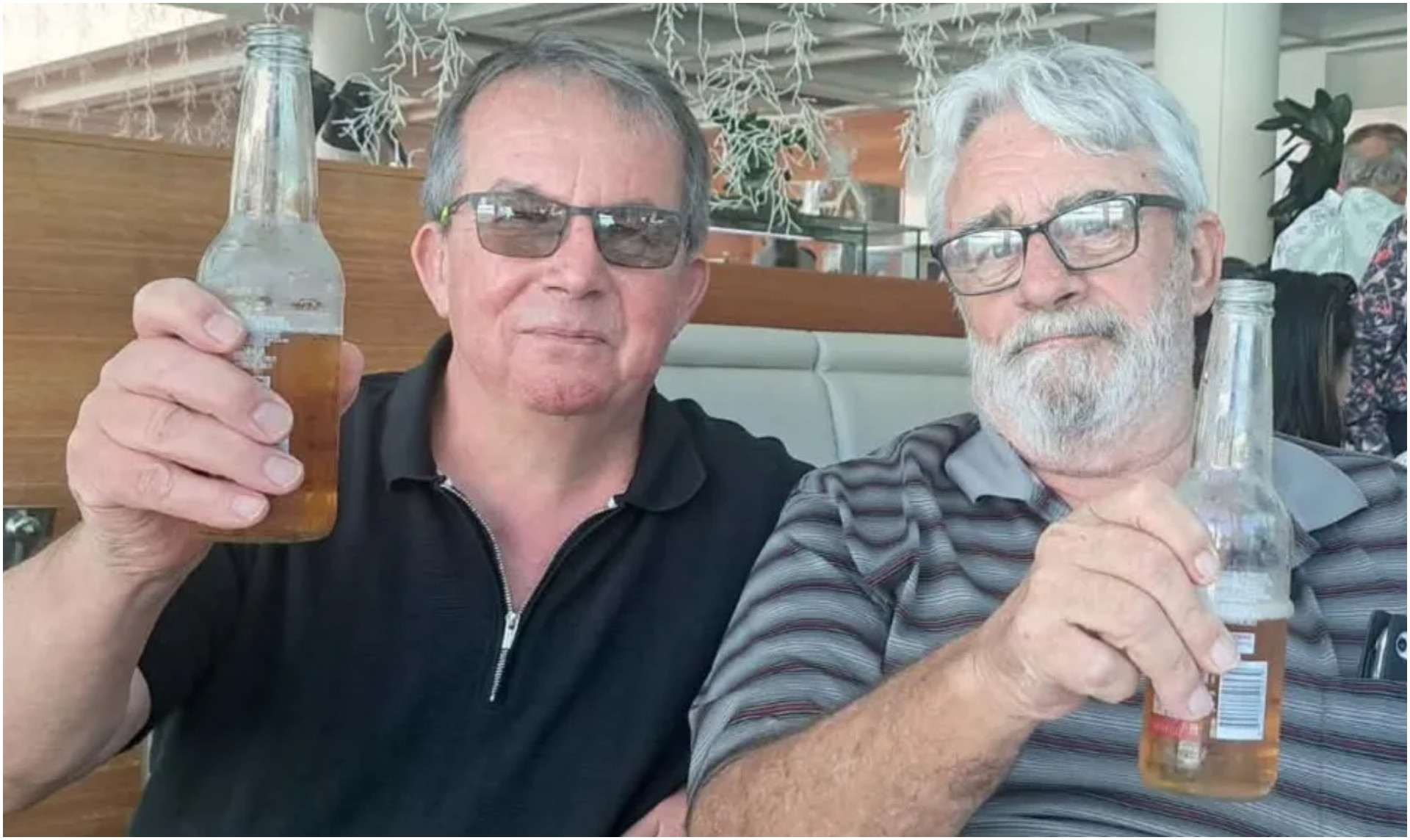 Un bărbat dat spre adopție la naștere și-a cunoscut fratele după 60 de ani. A zburat 16.000 de km ca să-l întâlnească