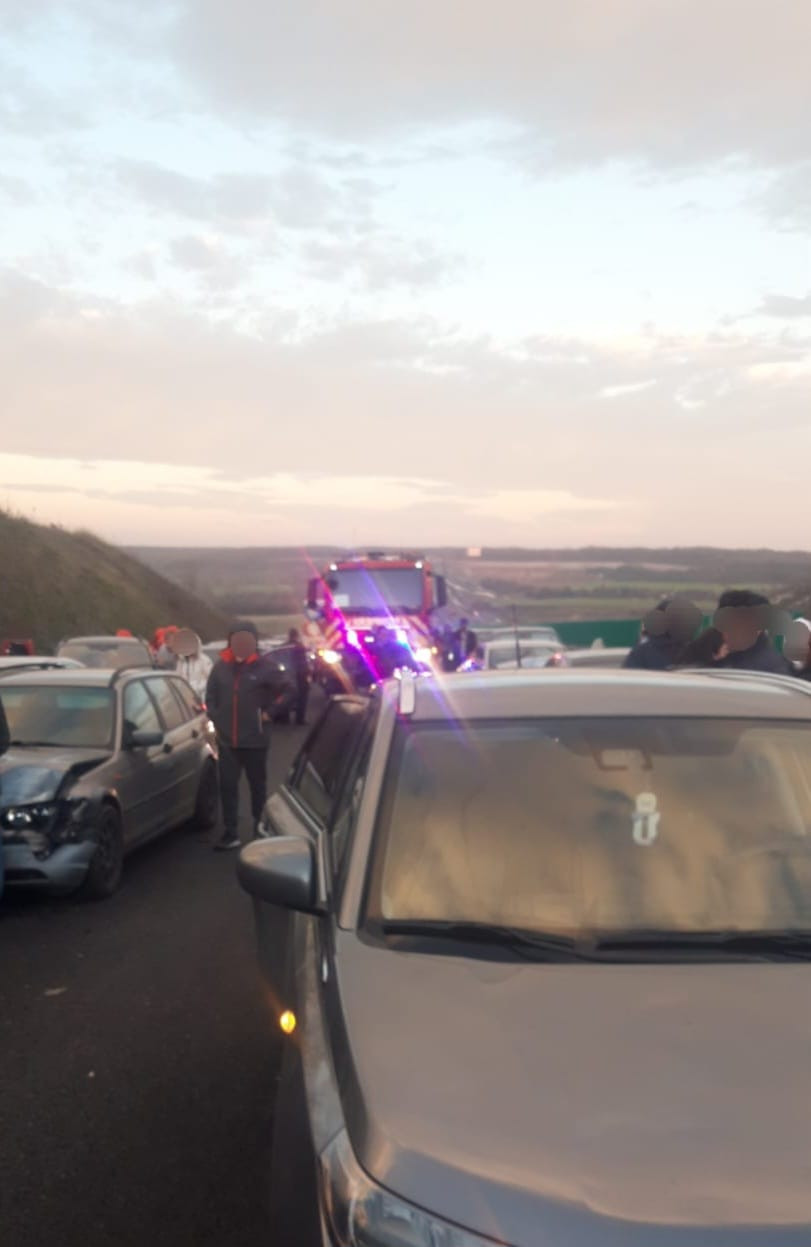 Grav accident în judeţul Olt, cu 11 maşini implicate. Momentul impactului, surprins în imagini. VIDEO