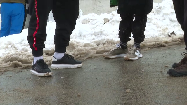 Val de accidentări la munte. Turiștii, încălțați cu adidași pe pârtii: „Avem două, trei perechi de ciorapi”