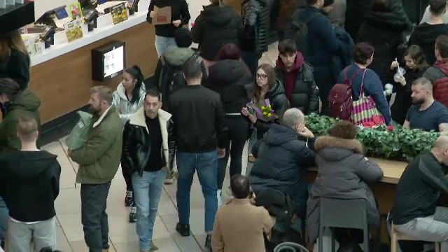 ”Tradițional românesc”. Ca de fiecare dată, mall-urile au fost pline în a doua zi de Crăciun: ”Am venit și noi să mâncăm”