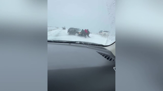 Drumurile județene din Olt au devenit capcane pentru șoferi. Mai multe mașini au rămas blocate în nămeți