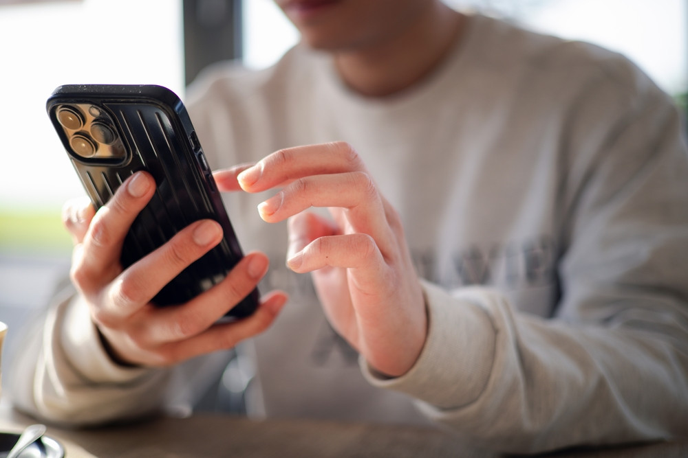 Un bărbat din Turcia, obligat să plătească despăgubiri soției pentru că a dat „like” fotografiilor altor femei