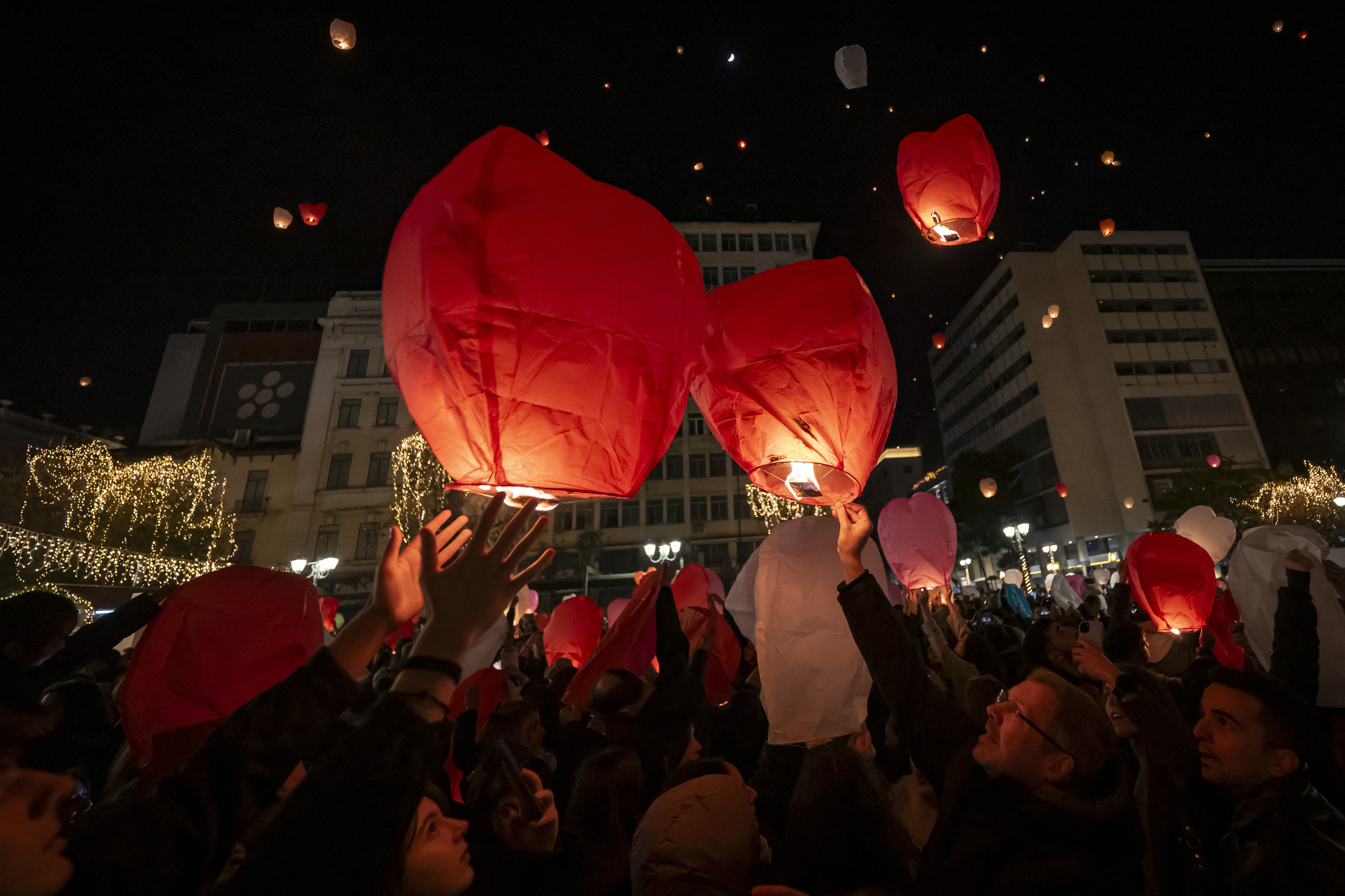 Sute de oameni au lansat lampioane cu dorințe în Atena. „Un moment magic pentru noi toți”