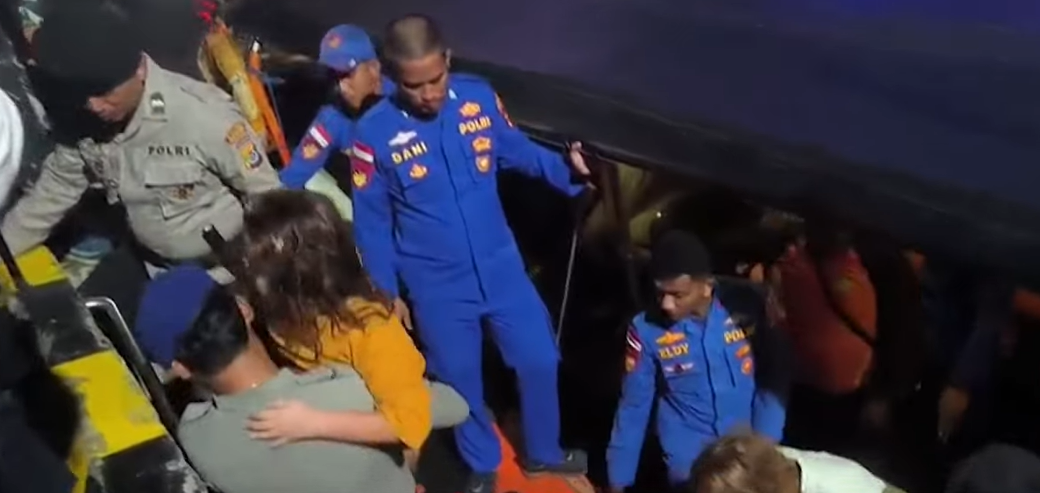 Vacanţă de coșmar în Indonezia. O familie a dispărut pe mare după ce o ambarcaţiune turistică s-a scufundat. FOTO & VIDEO