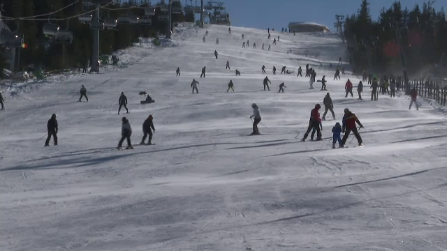 Ninsoarea a transformat Poiana Brașov într-un tărâm de basm. Hotelurile sunt aproape pline pentru Revelion. „Foarte frumos”