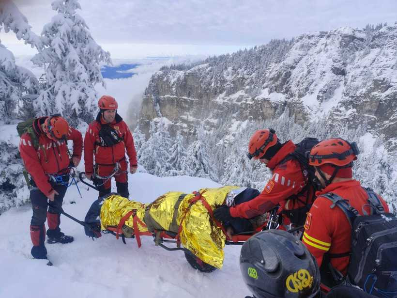 Intervenţie dramatică în Piatra Craiului. Un turist a murit în urma unui stop-cardiorespirator pe un traseu. FOTO & VIDEO