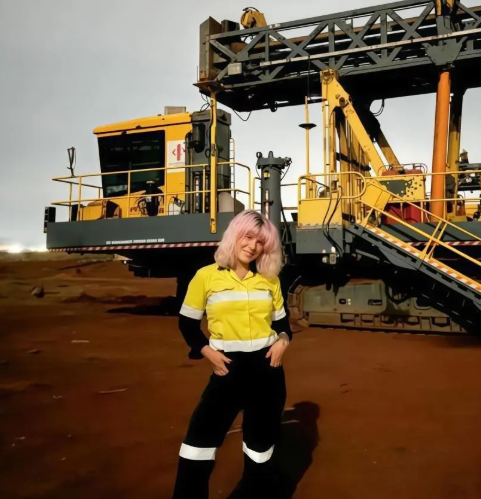 O tânără din Spania lucrează în minele din Australia, la 14.000 km de casă. Salariul care a convins-o să plece