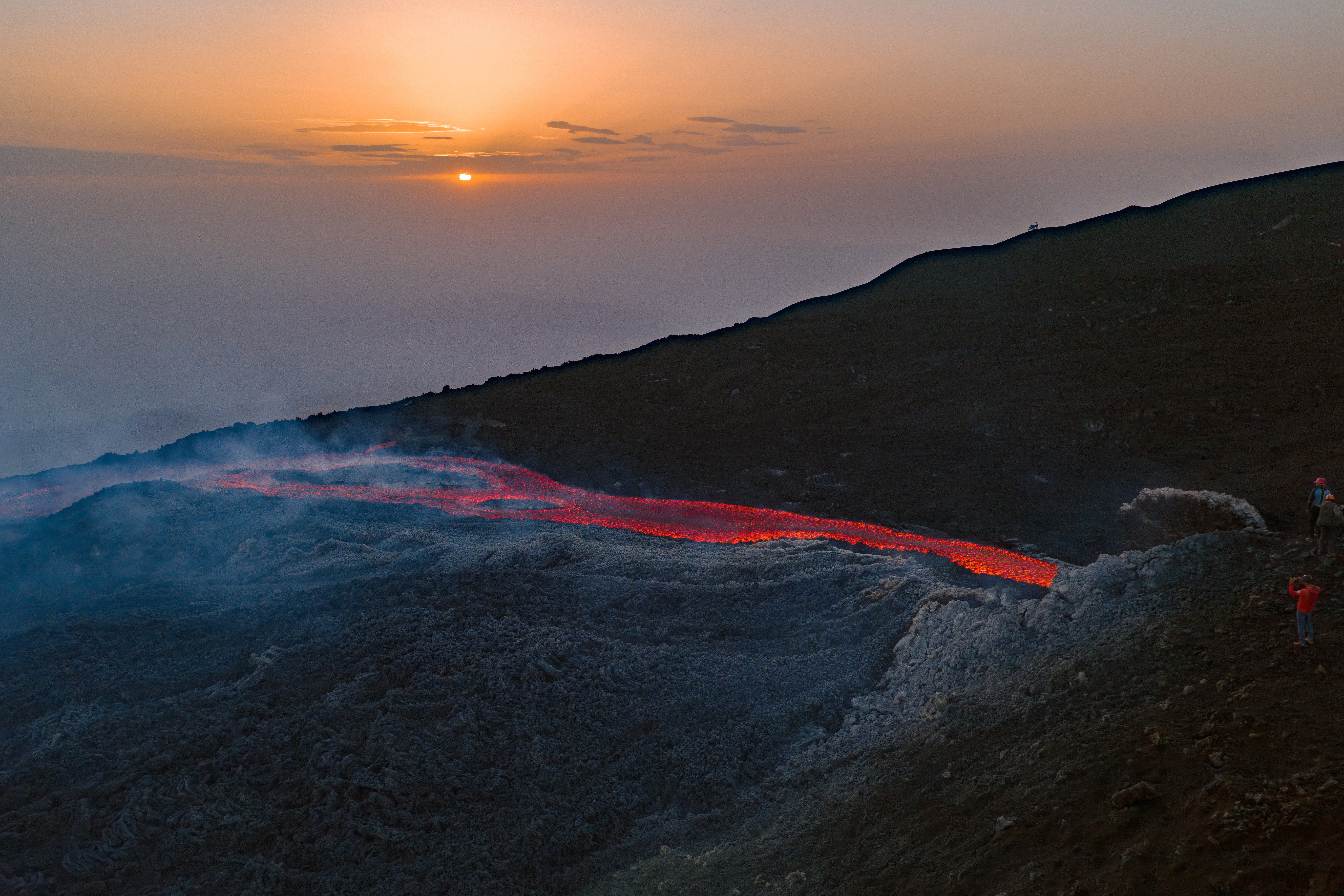 Etna, din nou activă. Erupțiile au oferit schiorilor de pe pârtiile vecine un spectacol nocturn. FOTO&VIDEO