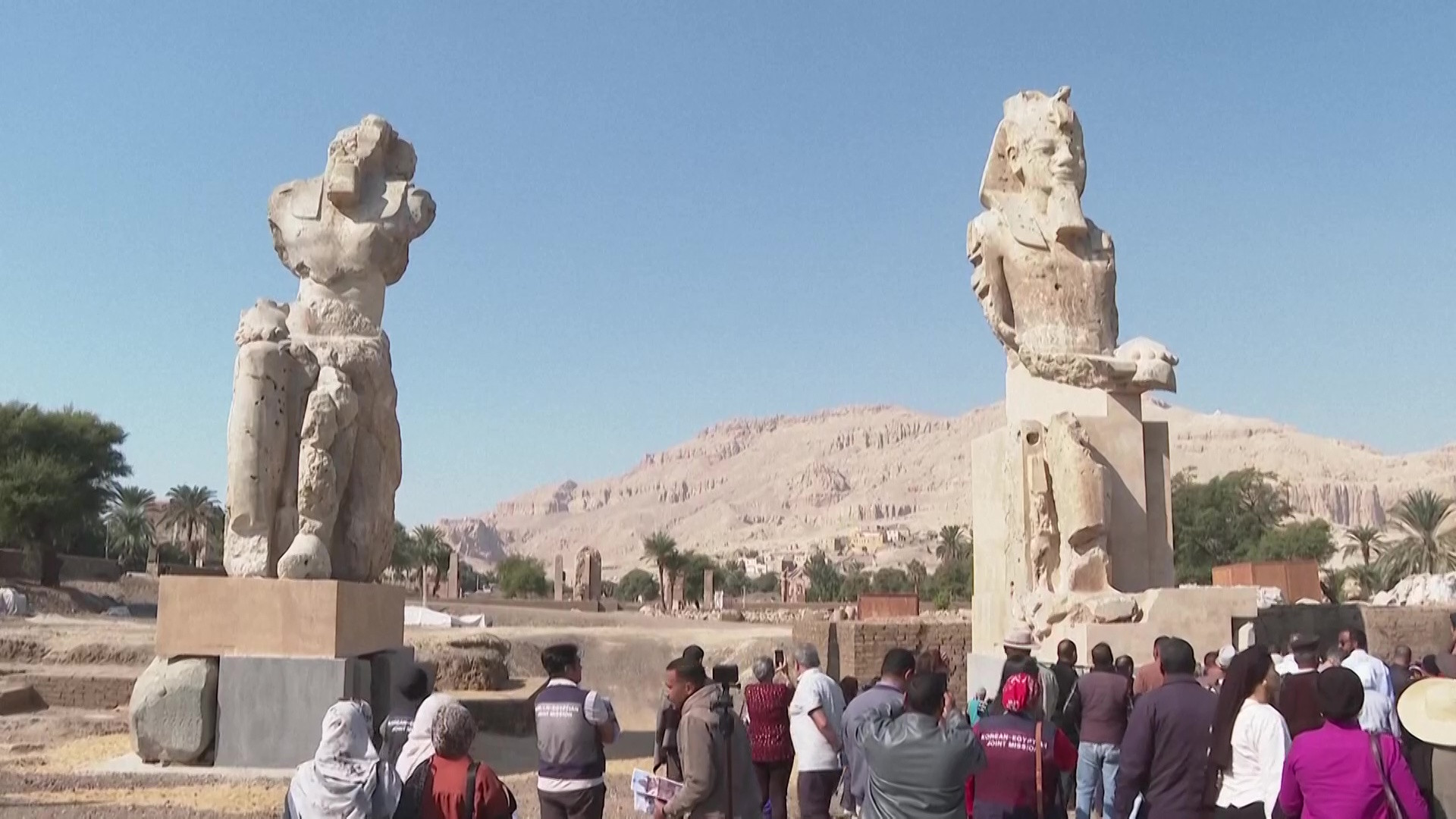 Coloșii lui Memnon. Moment impresionant în Egipt. Două statui ”colosale” ale unui faraon au fost dezvăluite publicului