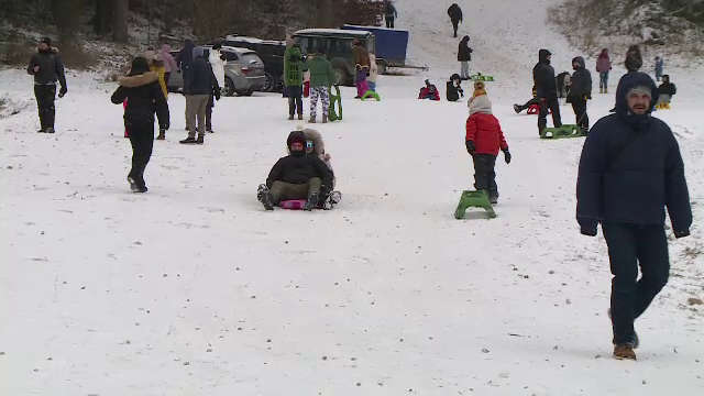 Codurile de vreme rea au adus ninsoarea la care visau turiștii de la munte. Turist străin: ”Îmi place foarte mult România”