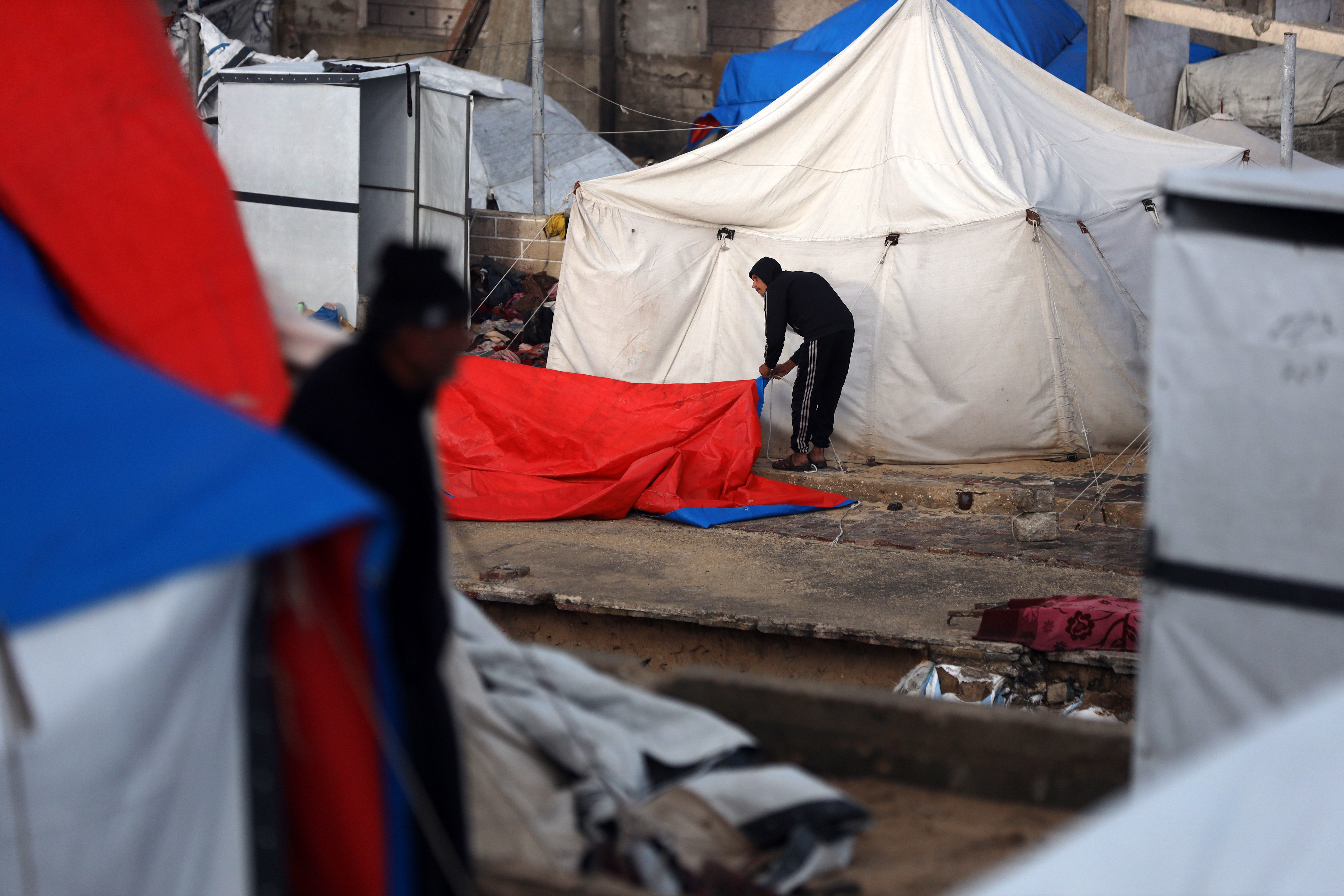 Adăposturile improvizate din Fâşia Gaza, inundate din nou de ploi puternice. GALERIE FOTO