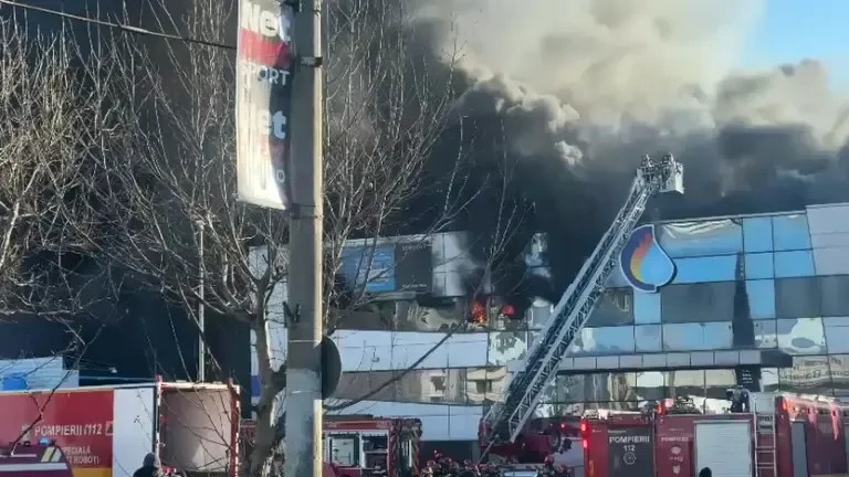 Incendiu puternic la un depozit de pe bulevardul Iuliu Maniu din București. A fost trimis mesaj RO-Alert