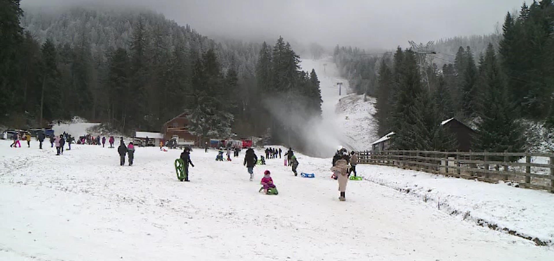Ninsoarea mult așteptată a readus turiștii la munte. Petreceri în aer liber și săniuțe pe pârtii