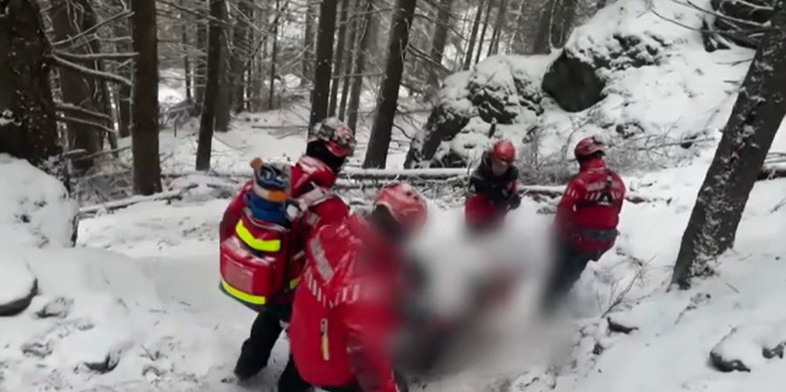 O turistă rănită, coborâtă de salvamontiști după cinci ore de intervenție în Ceahlău