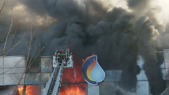 Incendiu de proporții în cartierul Militari din Capitală. Flăcările, stinse după o zi întreagă de intervenție a pompierilor