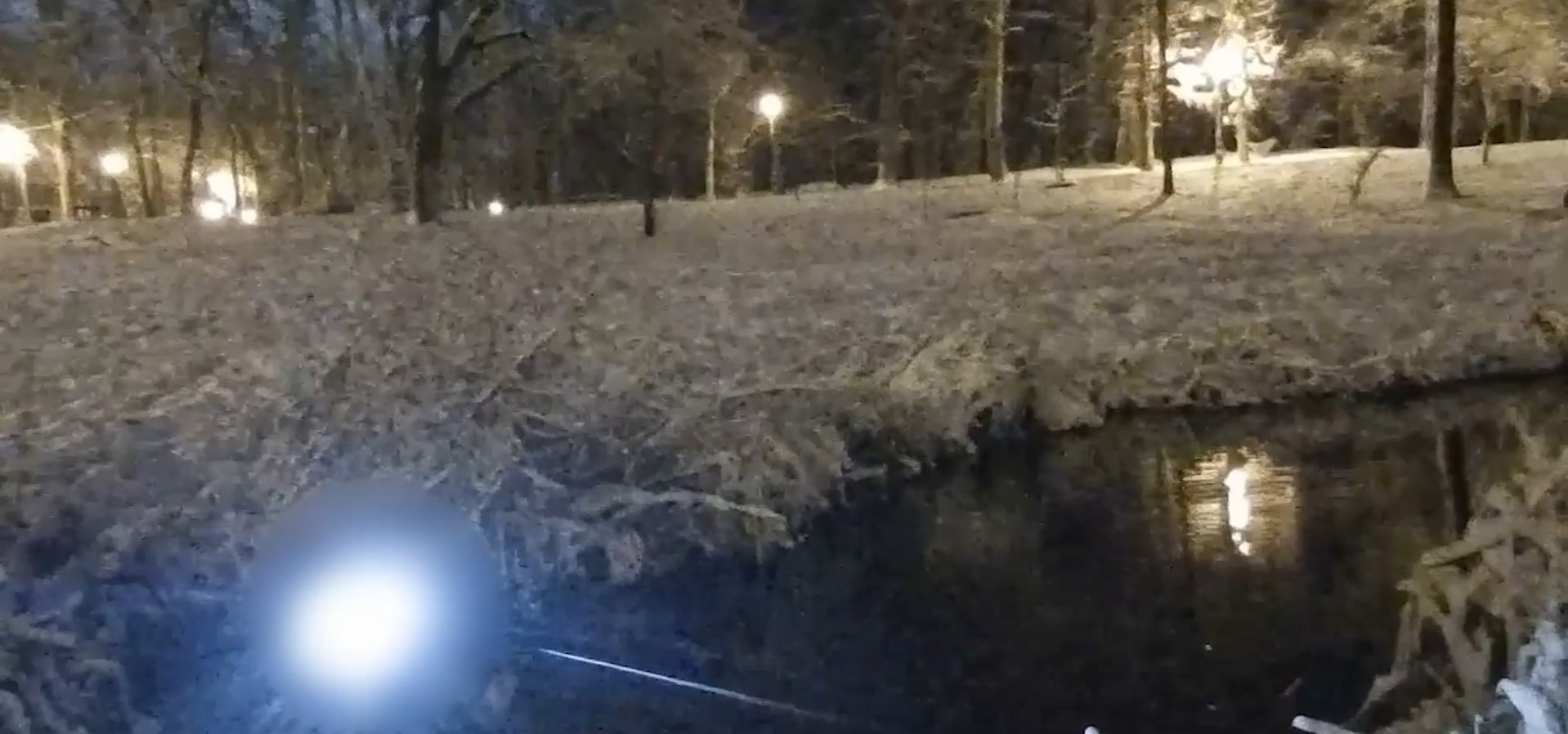 Un bărbat a fost găsit de jandarmi blocat într-un lac din Craiova, dimineața, cerând disperat ajutor. Ce s-a întâmplat. VIDEO