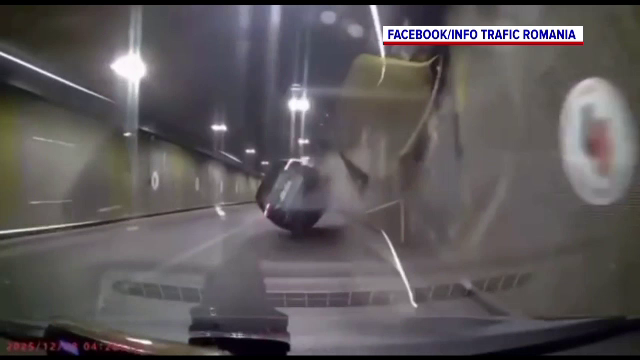 Accident grav în Pasajul Unirii. O mașină s-a răsturnat după ce șoferul ar fi pierdut controlul direcției