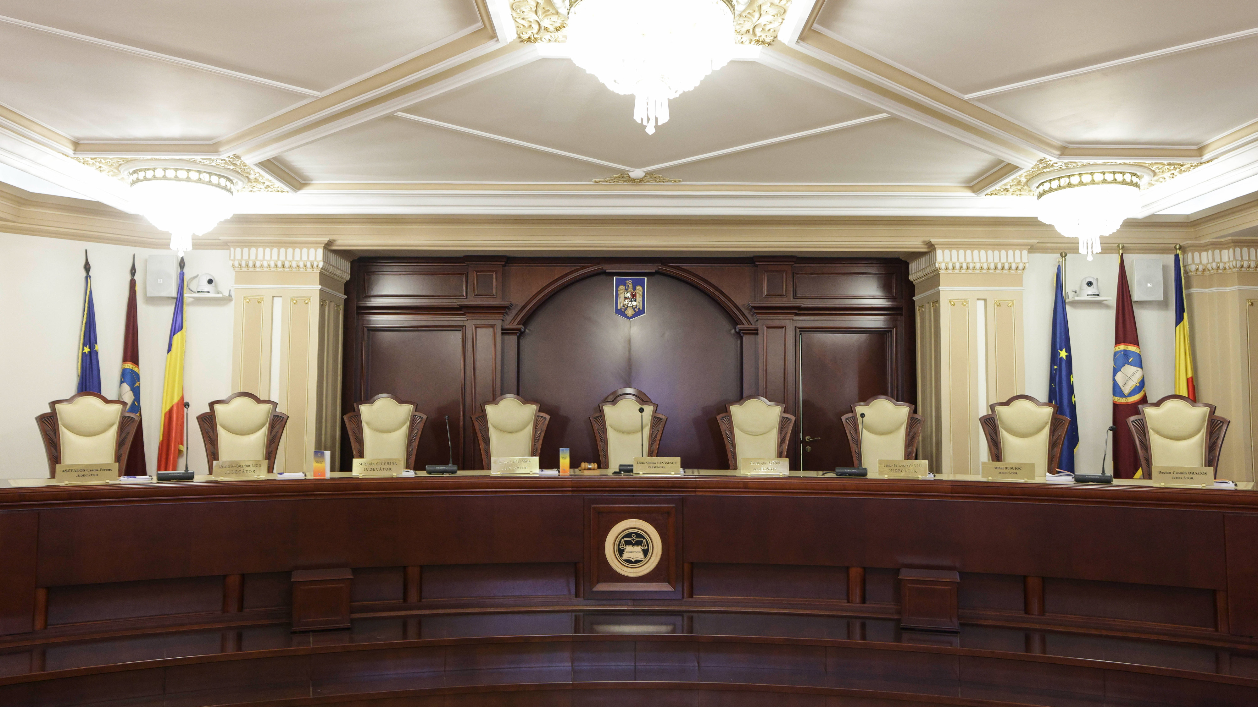 CCR a amânat, pentru a patra oară, decizia privind pensiile magistraților. Judecătorii au ieșit din sală după 30 de minute