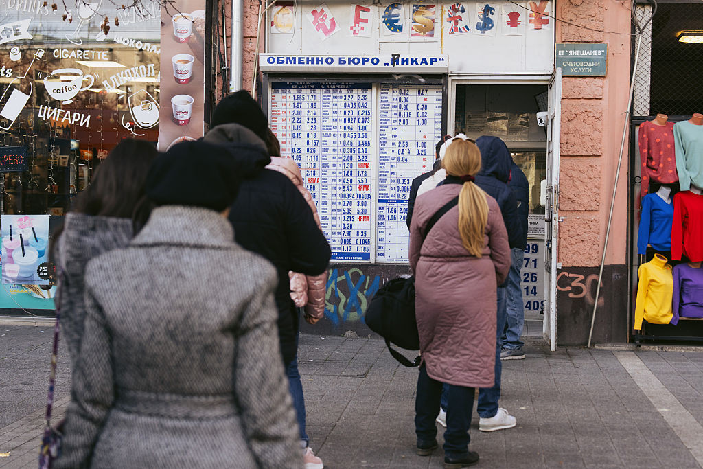 Ce fac bulgarii cu câteva zile înainte să treacă oficial la euro. Fenomenul a accelerat în ultimele zile