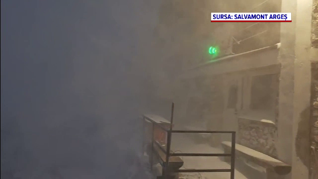 Codul roșu de vânt a produs pagube. Un containter ancorat în beton a fost smuls și distrus de vijelie. VIDEO