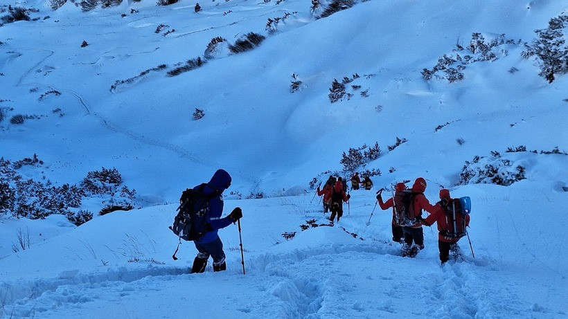 Opt ore de luptă cu viscolul în Făgăraș. Patru turiști blocați la Refugiul Călțun au fost salvați