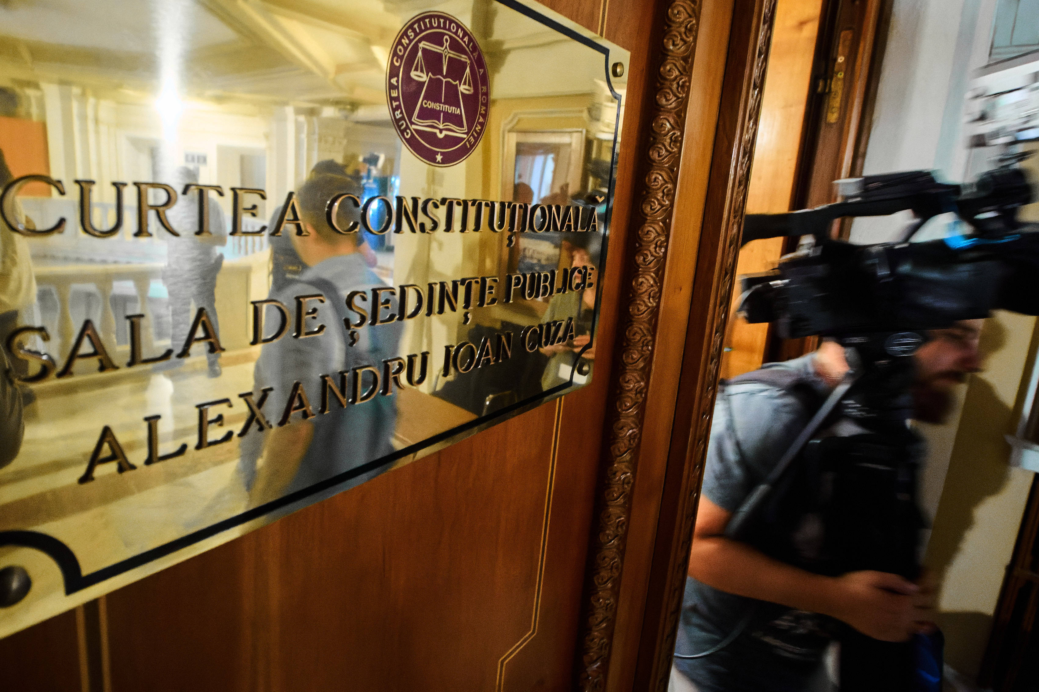 În ce condiții poate fi încheiat mandatul unui judecător CCR care boicotează votul. „Nu au dreptul să se abțină”