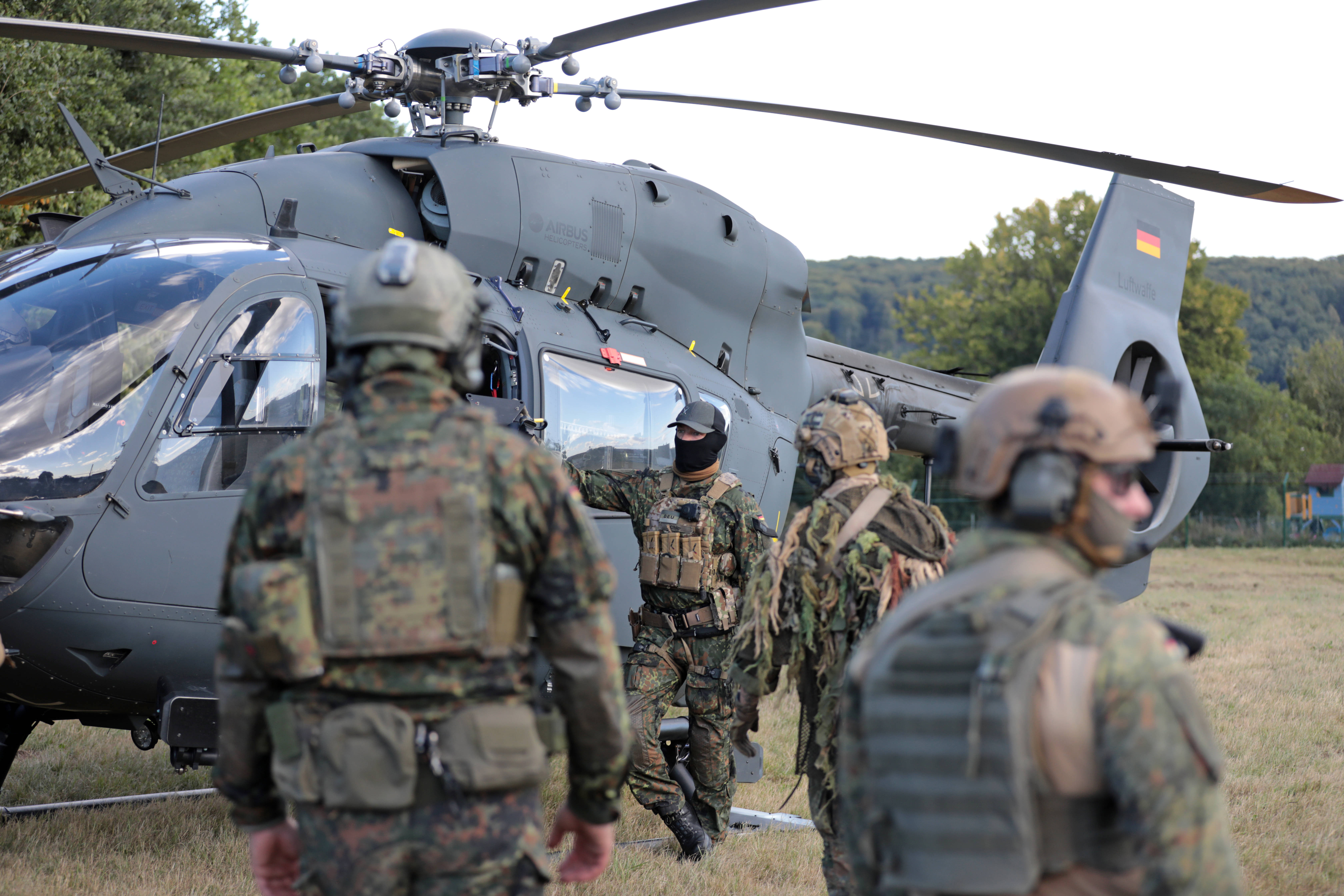 Guvernul german condamnă comportamente „antisemite” și de „extremă dreaptă” la unii paraşutişti de elită