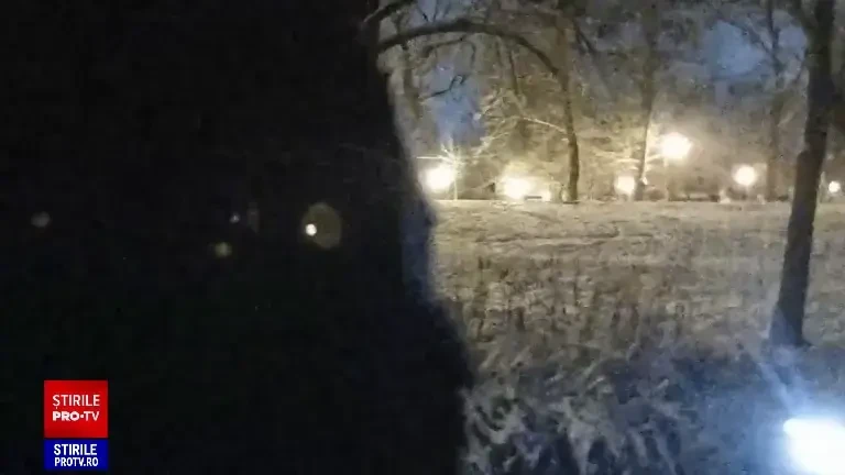 Un bărbat a fost găsit de jandarmi blocat într-un lac din Craiova, dimineața, cerând disperat ajutor. Ce s-a întâmplat. VIDEO