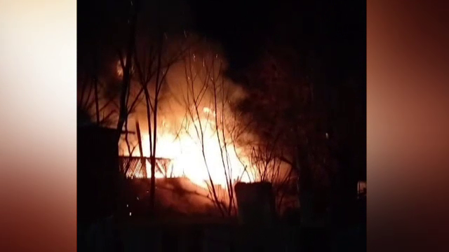 Explozie urmată de incendiu violent, în Galați. Un bărbat a ajuns la spital cu arsuri grave. Deflagrația a fost filmată