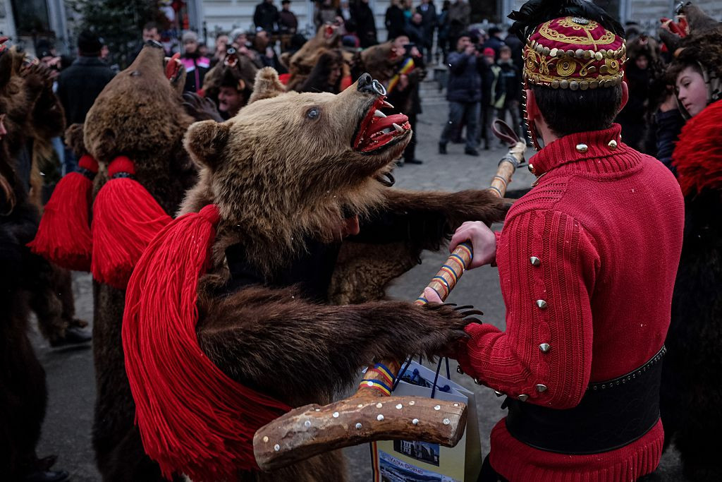 Dansul ursului, din România, recunoscut în toată lumea ca simbol al sărbătorilor de iarnă. Ce semnifică, de fapt, tradiția